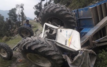 ट्र्याक्टर दुर्घटनामा श्रीमानको मृत्यु, श्रीमती घाइते